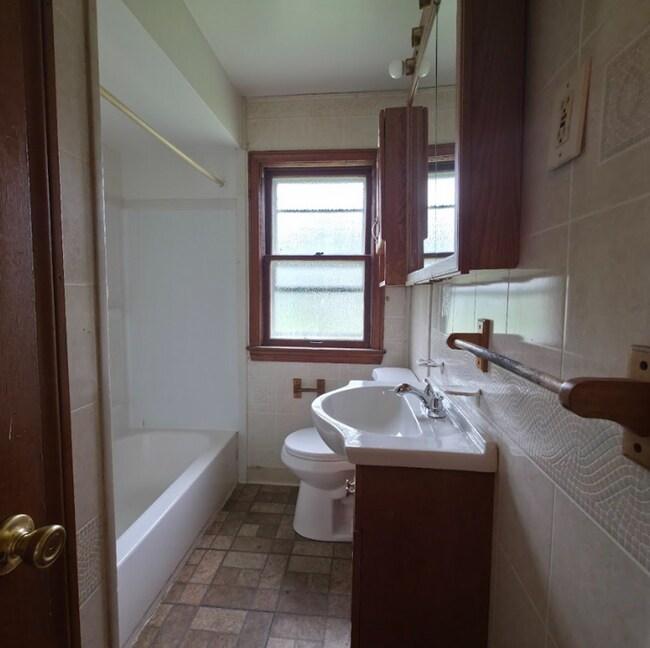 Building Photo - Multi Family Home 3 Bedroom and 1 Bath For Rent