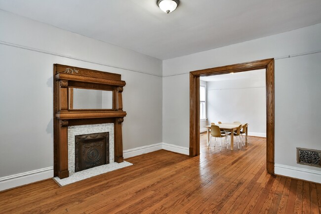 Building Photo - Charming 2-Bedroom Unit Near The Grove!