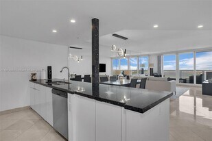 Building Photo - 1717 N Bayshore Dr