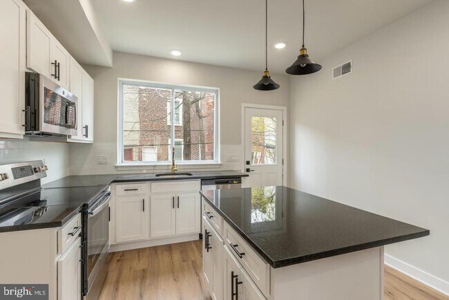 Building Photo - 2121 Bellmore St