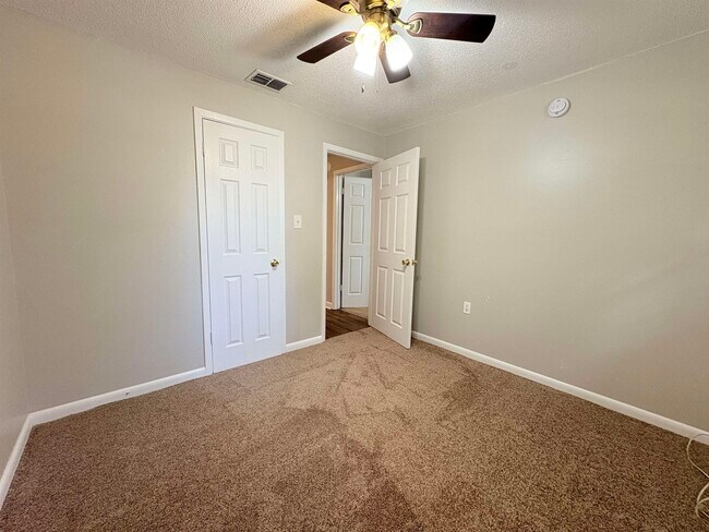 Building Photo - 2922 Oakwood Dr