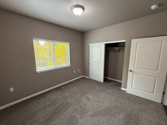 Building Photo - 4235 Hawthorne Ave NE