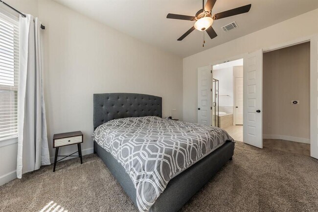 Building Photo - 2812 Sebring Cir