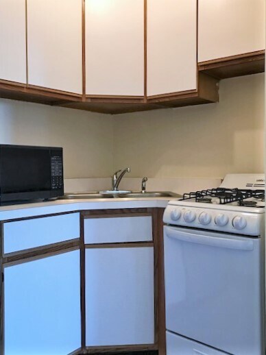 Building Photo - 2315 N Charles St