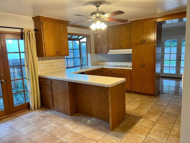 Building Photo - Spacious 3 Bedroom House with Private Gara...