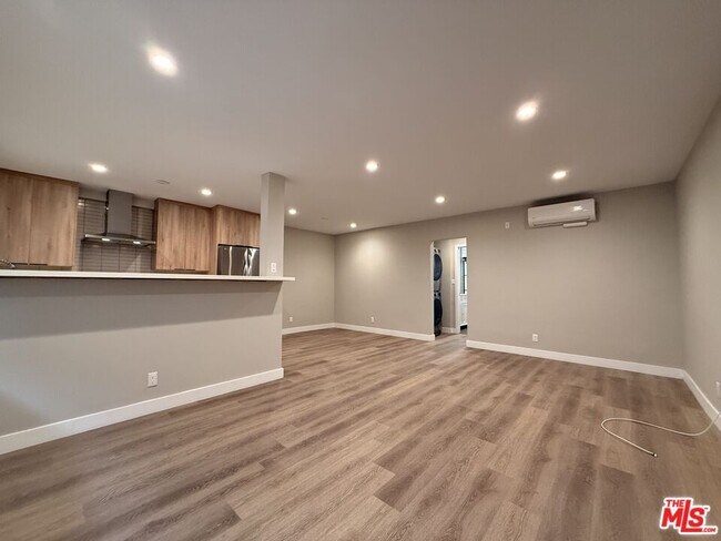 Building Photo - 1307 Tamarind Ave