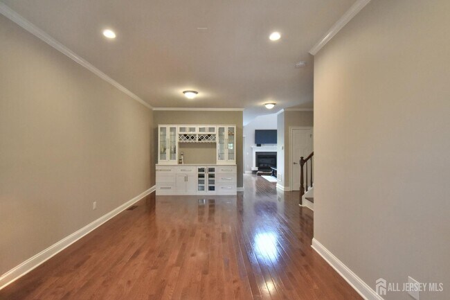 Building Photo - 61 McCormick Ave S