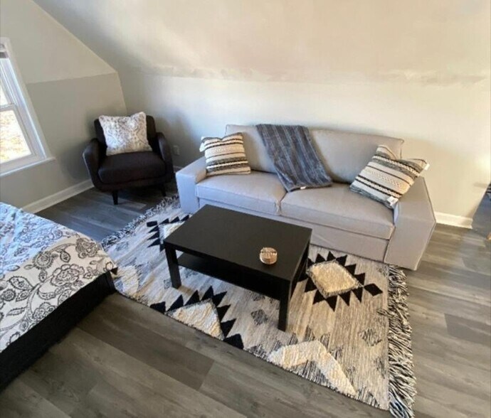 Building Photo - 2033 Maple Ave