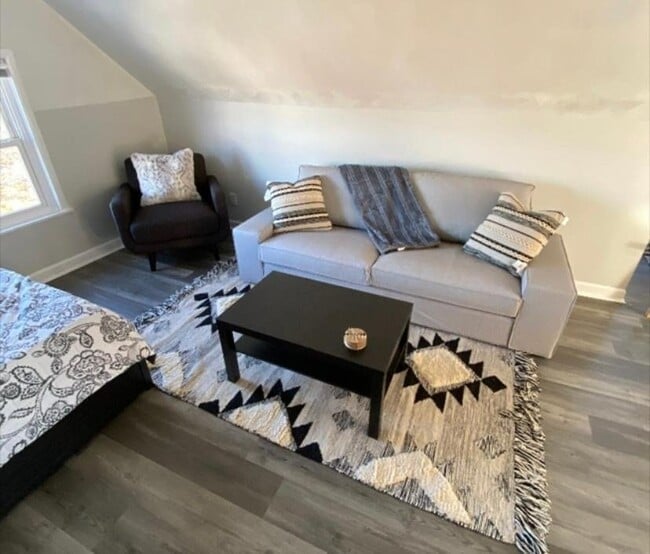 Building Photo - 2033 Maple Ave