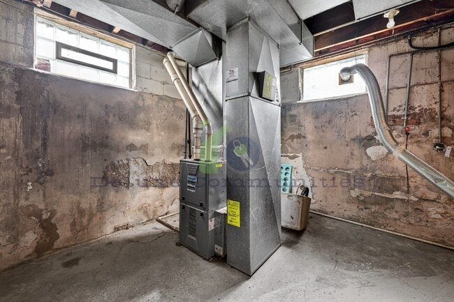 Building Photo - Beautiful Two Bedroom Lower Unit! Available NOW!!