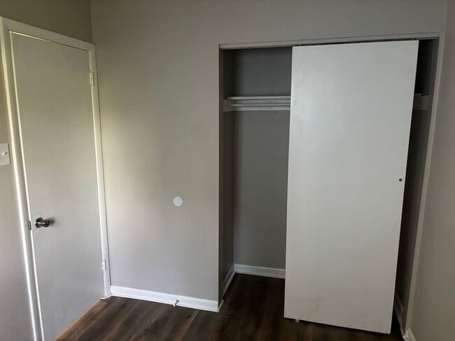 Building Photo - Charming 2-bedroom and 1-bathroom house lo...
