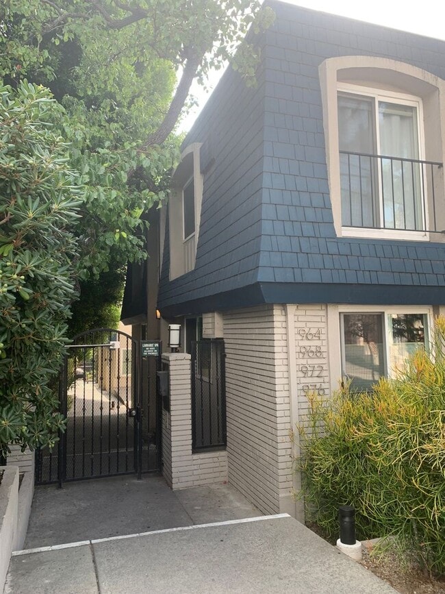 Building Photo - PRIME WEHO LOCATION- 1BEDROOM CONDO FOR LEASE