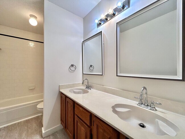 Building Photo - Spacious 4/BR 3.5/BA Two-Story Home with P...