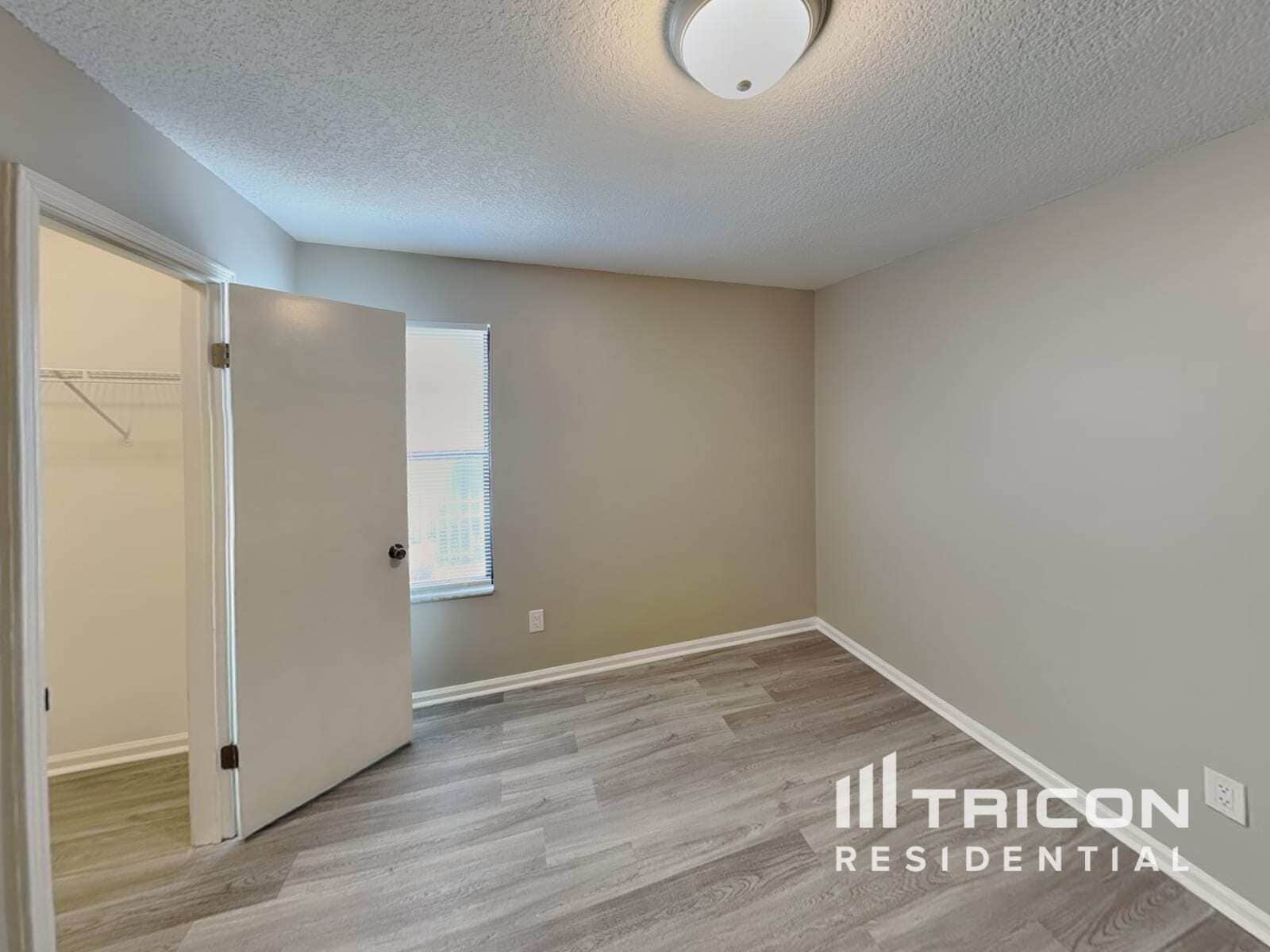 Building Photo - 1707 Ashwood Cir
