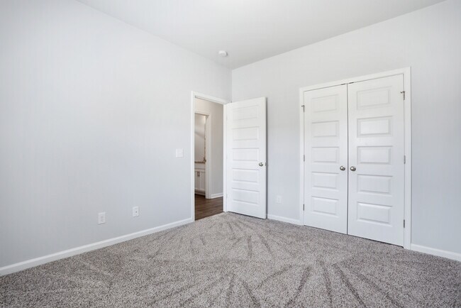 Building Photo - Vale Loop