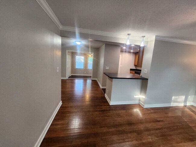 Building Photo - Updated 3 bedroom 1.5 home great for enter...
