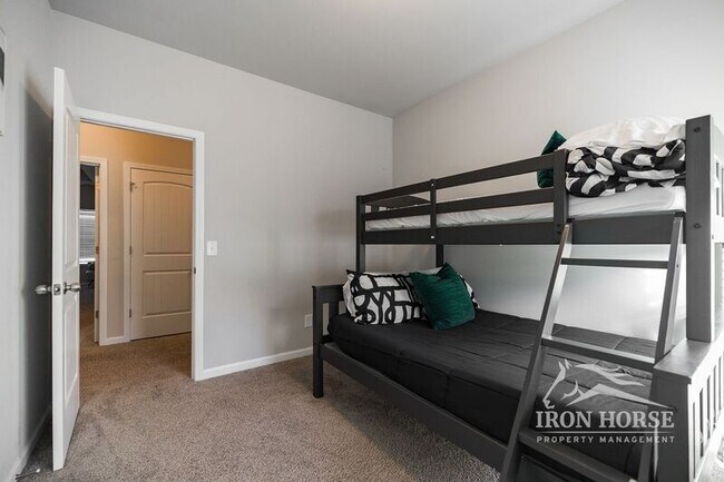 Building Photo - 1288 Towne Square Ct