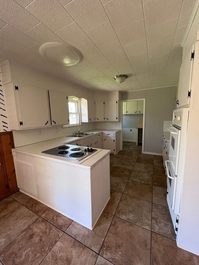 Building Photo - 3 bed, 2 living, 2 bath, 2 car garage