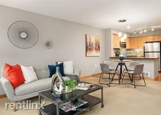 Building Photo - 827 Hiawatha Pl S