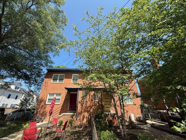 Building Photo - 866 Bellevue St SE