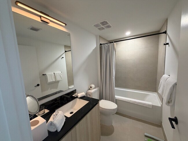 Building Photo - 225 N Miami Ave