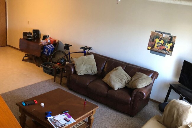 living area opens to kitchen - 725 S Clinton St