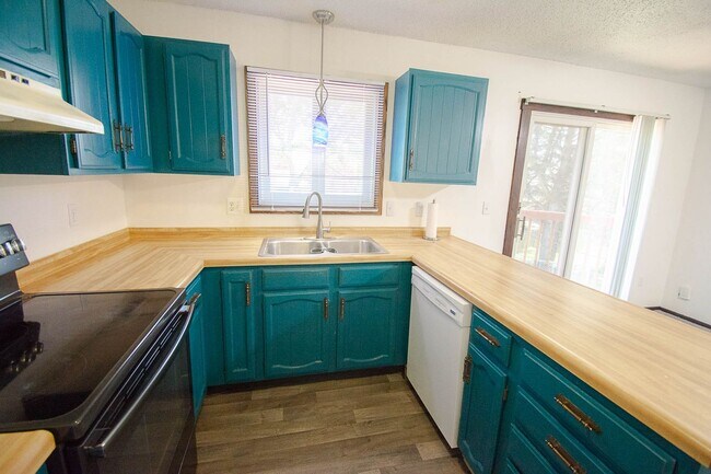 Building Photo - Spacious 2BR Twin Home with In-Unit Laundry