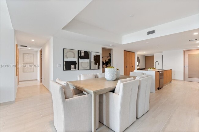 Building Photo - 10281 W Bay Harbor Dr