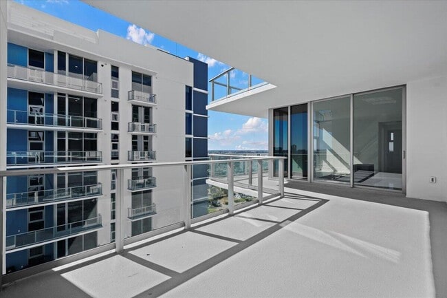 Building Photo - 220 Lake Shore Dr