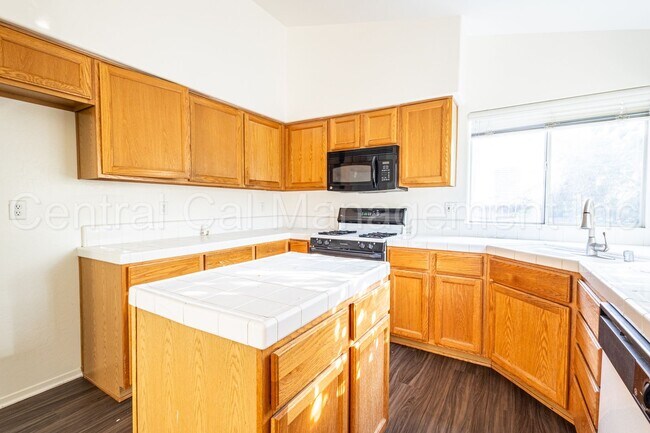 Building Photo - 4 Bedroom/2.5 Bath Home located in RiverLakes - $2645 Per month!