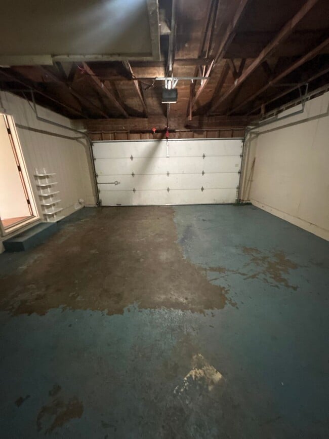 Building Photo - 3 Bedroom 1 Bath House Country Feel with City Access!