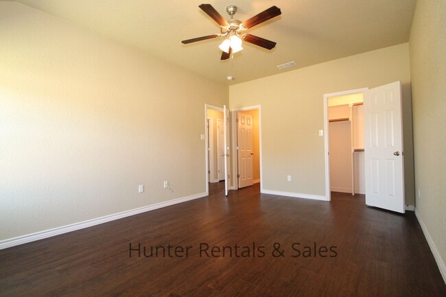 Building Photo - Spacious Two-Bedroom!