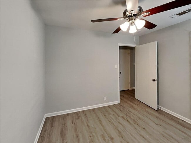 Building Photo - 3 BR/1BA |Single Family Home |  Gated backyard| In Denton