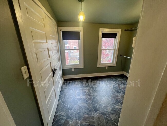 Building Photo - 533 W Walnut St