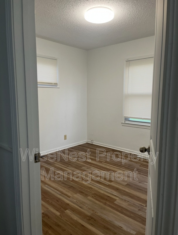 Building Photo - 805 W 39 St N