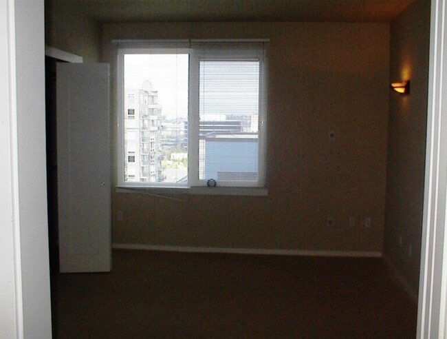 Building Photo - 2 Bed 2 Bath in heart of Seattle