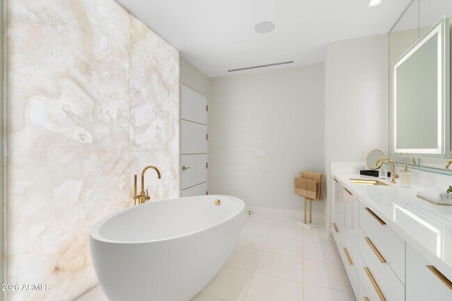 Building Photo - 6587 N Palmeraie Blvd