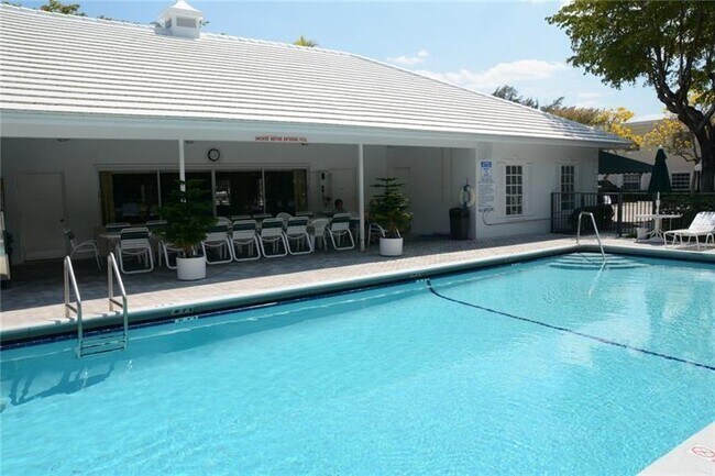 Building Photo - 6499 Bay Club Dr
