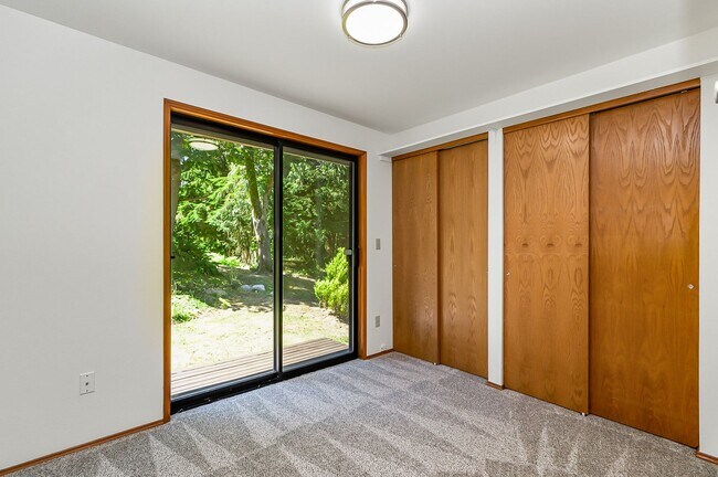 Building Photo - Home on Acreage with Mountain views