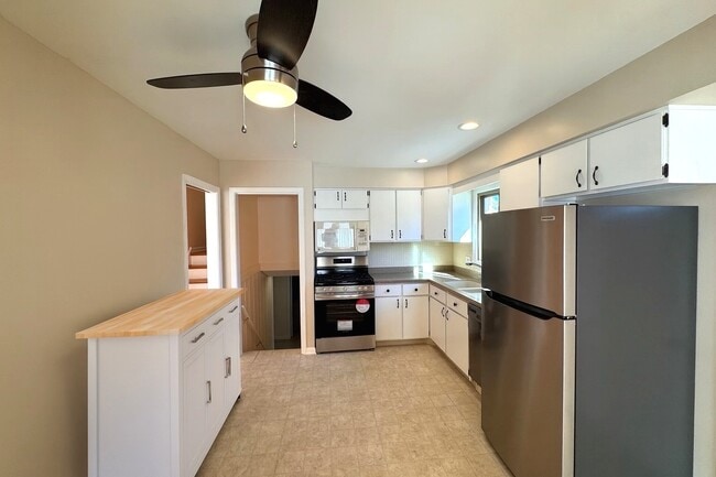 Building Photo - 1042 W Central Rd