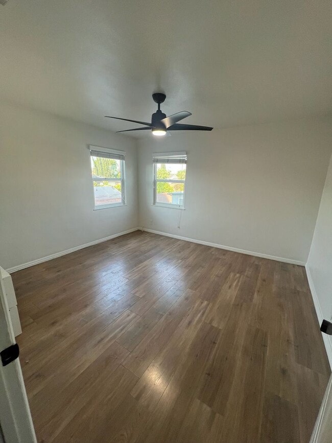 Building Photo - Spacious 4 bedroom, 2 bath single family home