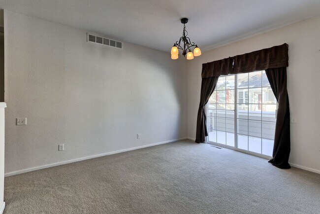 Building Photo - 3 Bedroom 3 Bath Townhome