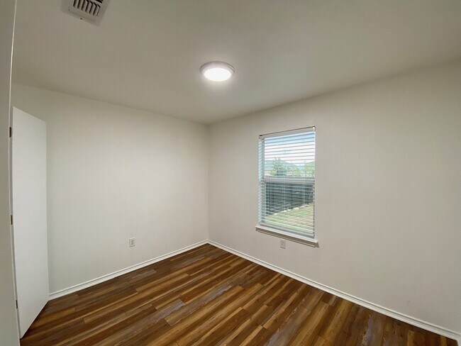 Building Photo - Washer/Dryer Included – Move-In Ready Home in Hills of Shaenfield!