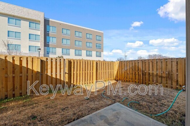Building Photo - 3125 Venetian Dr