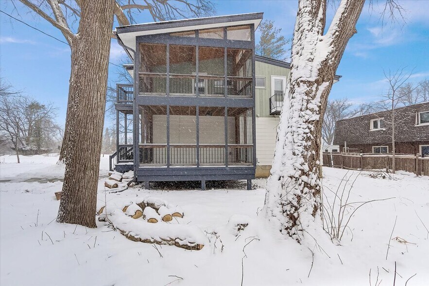 3-Season "Outdoor office" Porches - 1719 Carver St