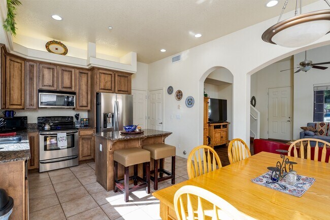 Building Photo - Gated Community 2 Bed/2 Bath Condo Furnished Long term Boat deep garage