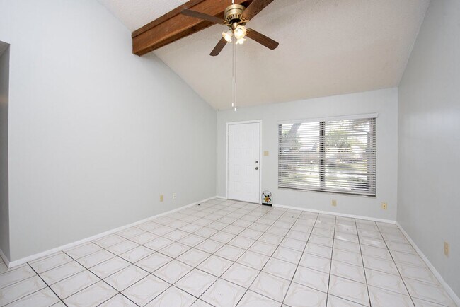 Building Photo - Cute 4/2 House In Buenaventura Lakes for Rent