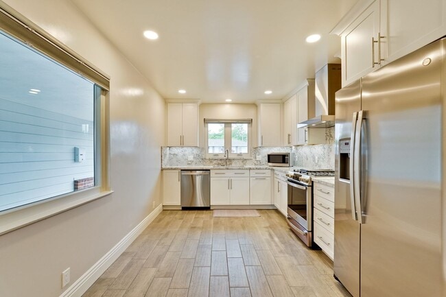 Building Photo - Fully Remodeled Single-Family Home Near Ap...