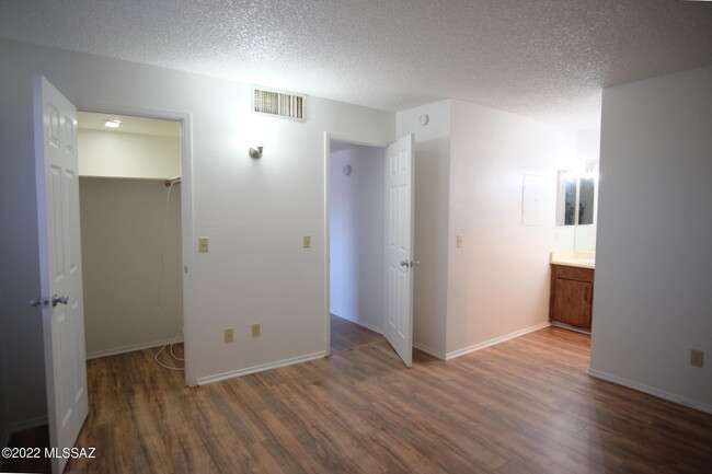 Building Photo - 6625 E Golf Links Rd