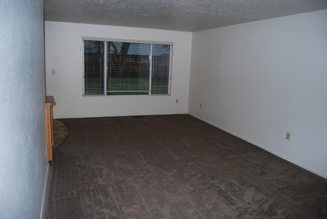 Building Photo - 3 Bedroom Home N side of Newberg